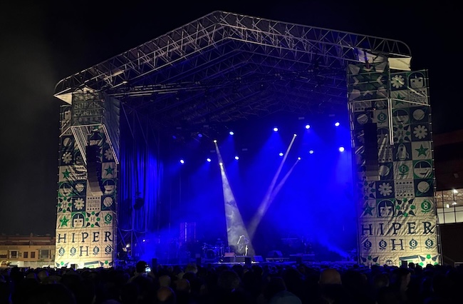 Un festival planetario con fiesta total de cierre

👉El Hiper H ofrece diez horas de música con ocho de los mejores grupos y solistas que comparte la órbita de <a href="/LosPlanetasGr/">Los Planetas</a>, que cierran un festival irrepetible. Una crónica distinta.
elindependientedegranada.es/cultura/festiv…