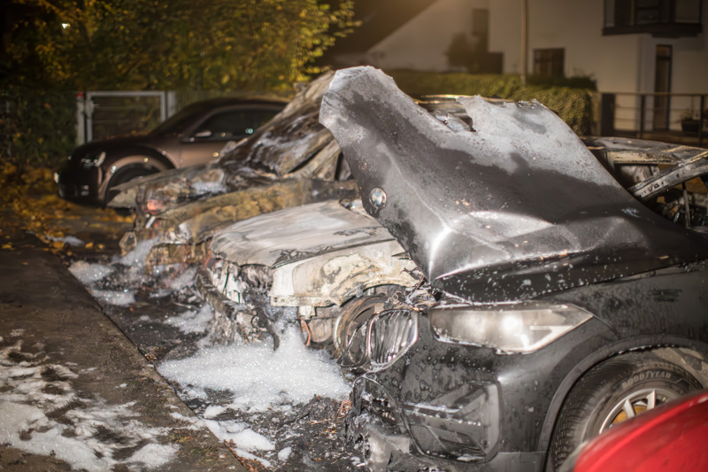 In der vergangenen Nacht wurde das Auto des Ersten Parlamentarischen Geschäftsführers unserer Bundestagsfraktion, Dr. Bernd Baumann, vor seinem Wohnhaus abgefackelt – die Flammen schlugen unmittelbar auf drei weitere Fahrzeuge über.

Vier Fahrzeuge in Flammen, gezielte Zerstörung