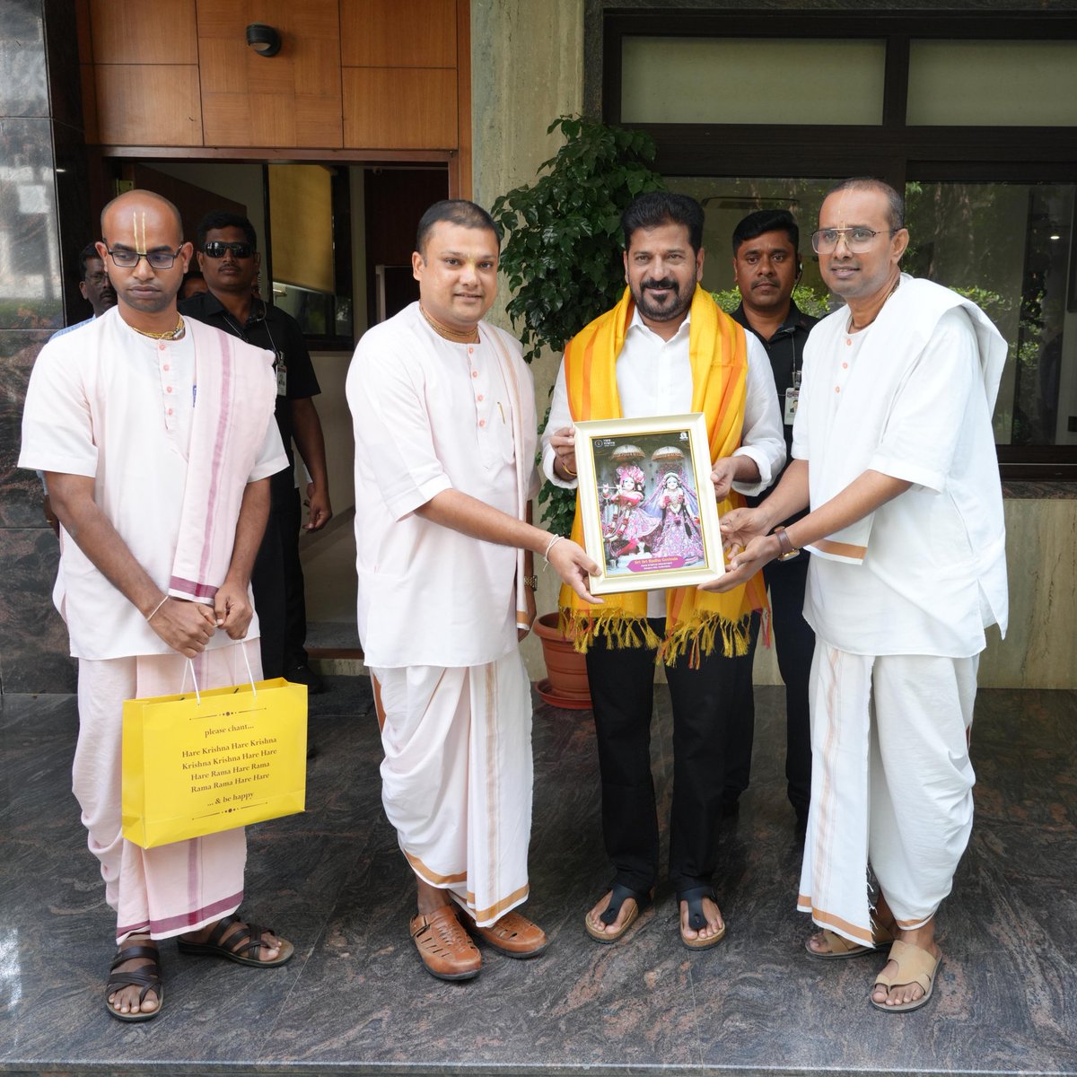 revanth_anumula's tweet photo. అక్షయపాత్ర ఫౌండేషన్ ప్రతినిధులు కలిశారు. ఈ నెల 14 న కొడంగల్ నియోజకవర్గంలోని ఎన్కేపల్లి వద్ద నిర్మించ తలపెట్టిన గ్రీన్ ఫీల్డ్ కిచెన్ ప్రారంభోత్సవానికి ఆహ్వానించారు. నియోజకవర్గంలోని అన్ని ప్రభుత్వ పాఠశాలల్లో విద్యార్థులకు మధ్యాహ్న భోజనం అందించేందుకు అక్షయ పాత్ర ఫౌండేషన్ ఈ కిచెన్ ను నిర్మిస్తోంది. గ్రీన్ ఫీల్డ్ కిచెన్ లో వండిన భోజనాన్ని నియోజకవర్గం లోని అన్ని  ప్రభుత్వ పాఠశాలలకు సరఫరా చేస్తారు.