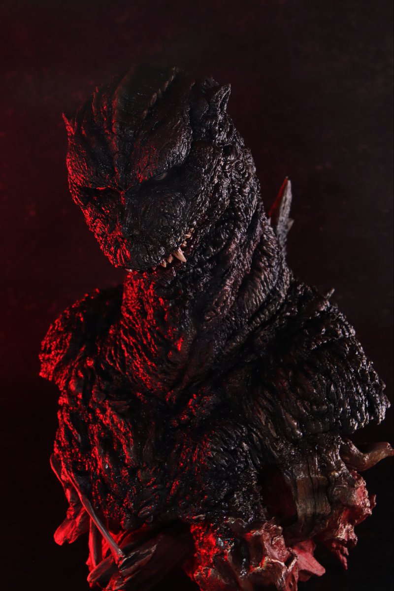 #ゴジラの日　#Godzilla 

呉爾羅之逆襲-恐像-

破壊と不滅の神の化身のイメージで

半年程かけて<a href="/reiven_rr/">零分</a> と共同で
流木、骨等々と様々な画材を使用し
荒ぶる神たるゴジラの姿を表現しました。

11/9のホビーラウンドにて展示予定です!