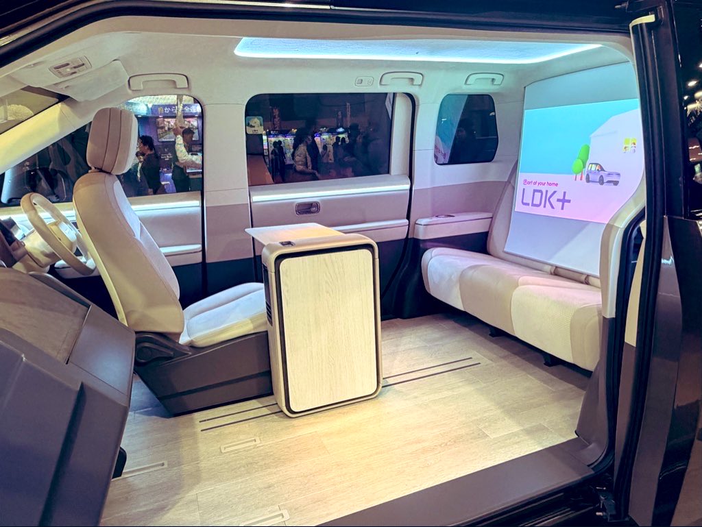 a95a52's tweet photo. Japan Mobility Show 2025に行ってきました。
技術の進化だけでなく、企業の挑戦に熱を感じました！
モビリティの未来＝製造業の未来。
「つくる」側として、次の10年に何を残すかを考えさせられました。
#JapanMobilityShow #製造業 #DX #ものづくり https://t.co/WRmPF4ppnp