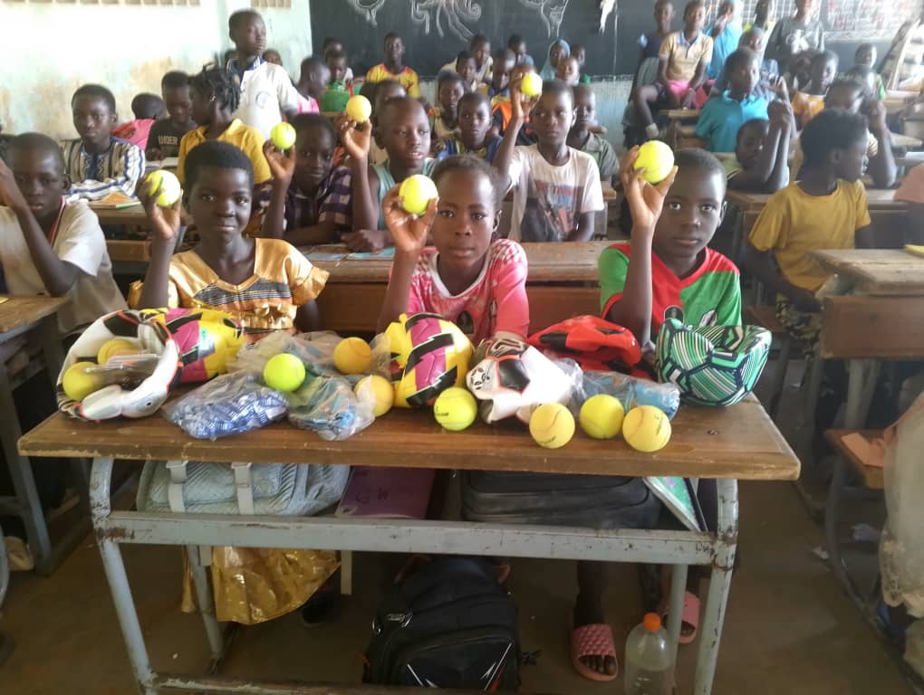 Los escolares de Bantia, en Bogandé (Burkina Faso) recibieron con ilusión las pelotas de tenis Dunlop donadas por Club K y K, gracias a la ONG madrileña Amaif. 
Puedes verlo en:
revistatenisgrandslam.es/los-aplicados-…