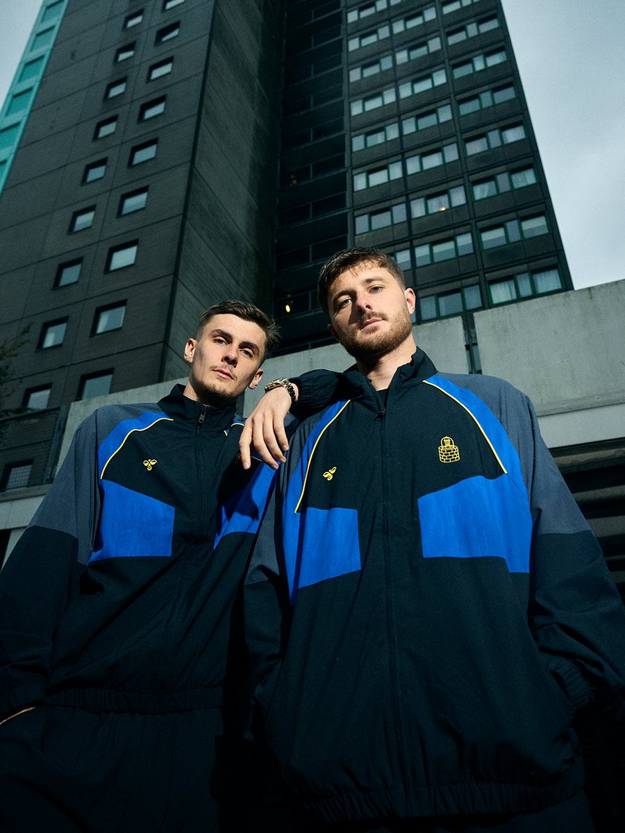 BrondbyIF's tweet image. Ny BRØNDEN-kollektion landet i Shoppen ✨

Et af de stærkeste symboler i dansk fodbold - og kernen i alt, hvad Brøndby IF står for. Stedet, hvor fællesskabet tog form, og stoltheden stadig bor.

Tilgængelig nu i Brøndby Shoppen.

➩ shoppen.brondby.com/collections/bi…