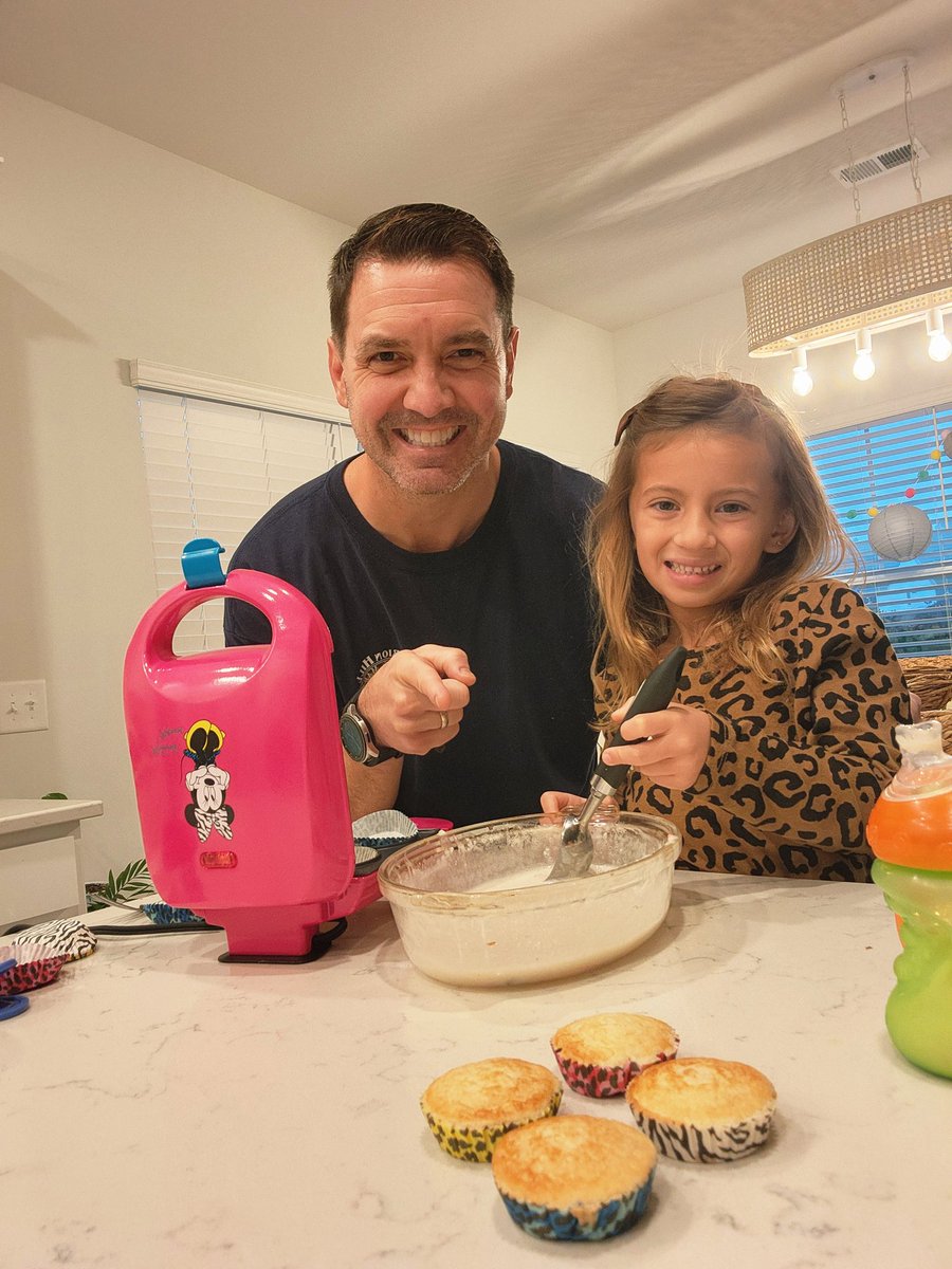 FitRoverTrainer's tweet image. The Minnie Mouse griddle has taken our cooking sessions to a whole new level of fun. Today, we&apos;re baking mixed berry muffins. How are you making your meal magical? 

#breakfast #healthy #cook #dadlife #mondaymood #nutritionist #nutritioncoach #mealplan #magicalmoments #berries