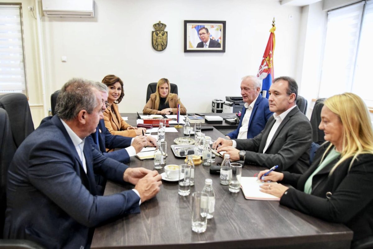 samostalnih's tweet photo. 📣 Ministarka za rad Milica Đurđević Stamenkovski obećala je danas da će komunikacija između sindikata i ministarstva u budućnosti biti bolja.

✅ Dogovoreno je da se socijalni dijalog obnovi, a problemi rešavaju uz učešće sindikata.
#SSSS #Sindikat #SocijalniDijalog https://t.co/73gUBDtRnO