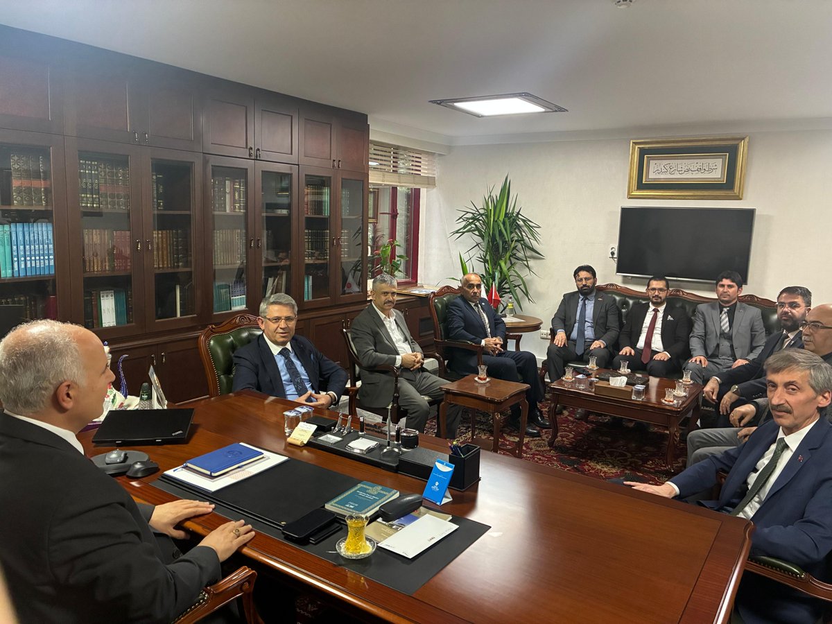 Genel Başkanımız Nuri ÜNAL, Genel Başkan Yardımcılarımız Hilmi ŞANLI, Kadir ŞAHİN, Nadir BAYLAR, Ali TUNA ile birlikte Ankara 1 No’lu Şube Başkanı İmam BAL ve yönetim kurulu üyeleri, Diyanet İşleri Başkan Yardımcısı Dr. Hüseyin HAZIRLAR beyefendiyi makamında ziyaret etti.