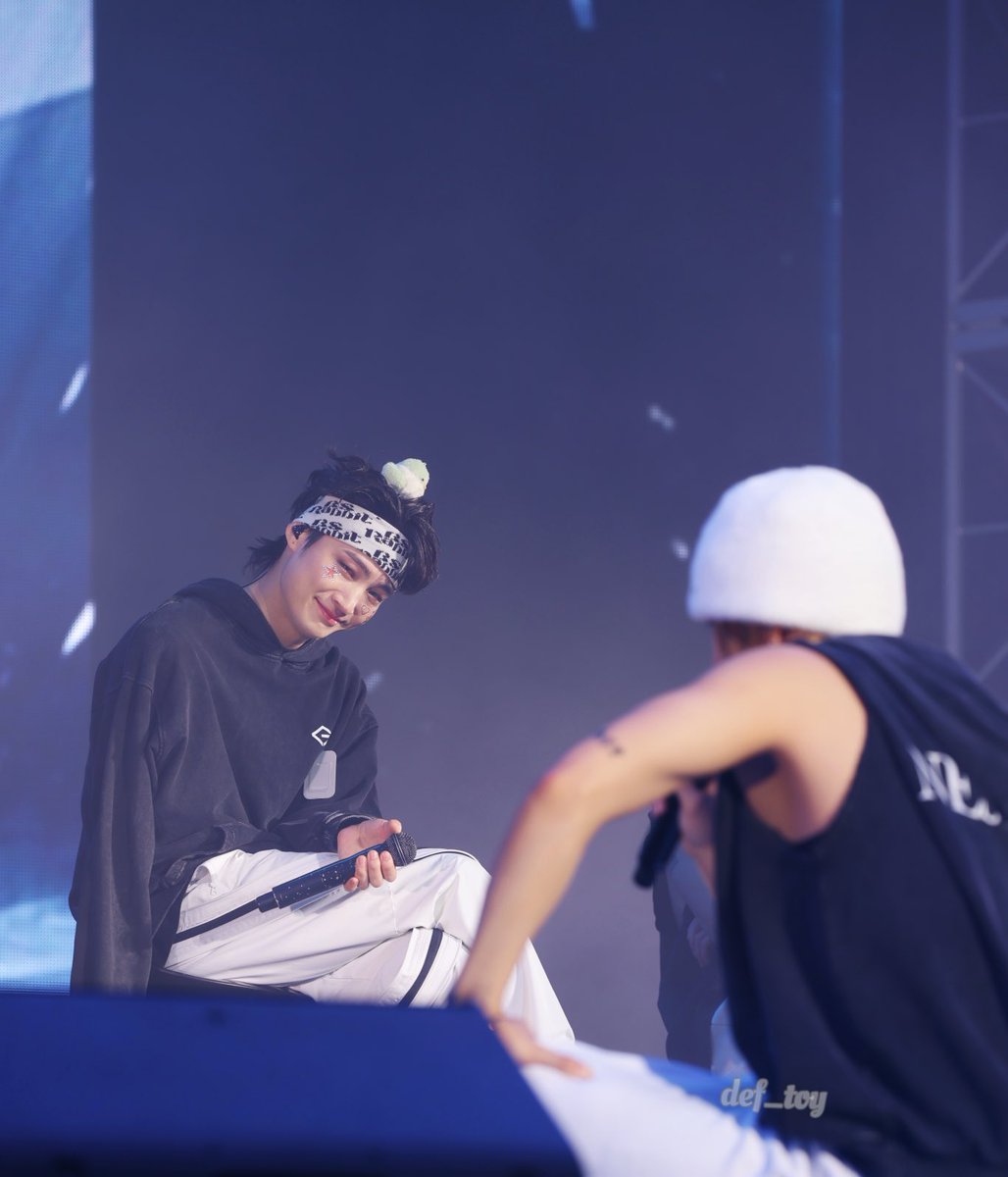 glosswang's tweet photo. “it's just a photo, why are you crying?”

the photo:

#2025MAMAVOTE #GOT7 https://t.co/6uHgSAaAj8
