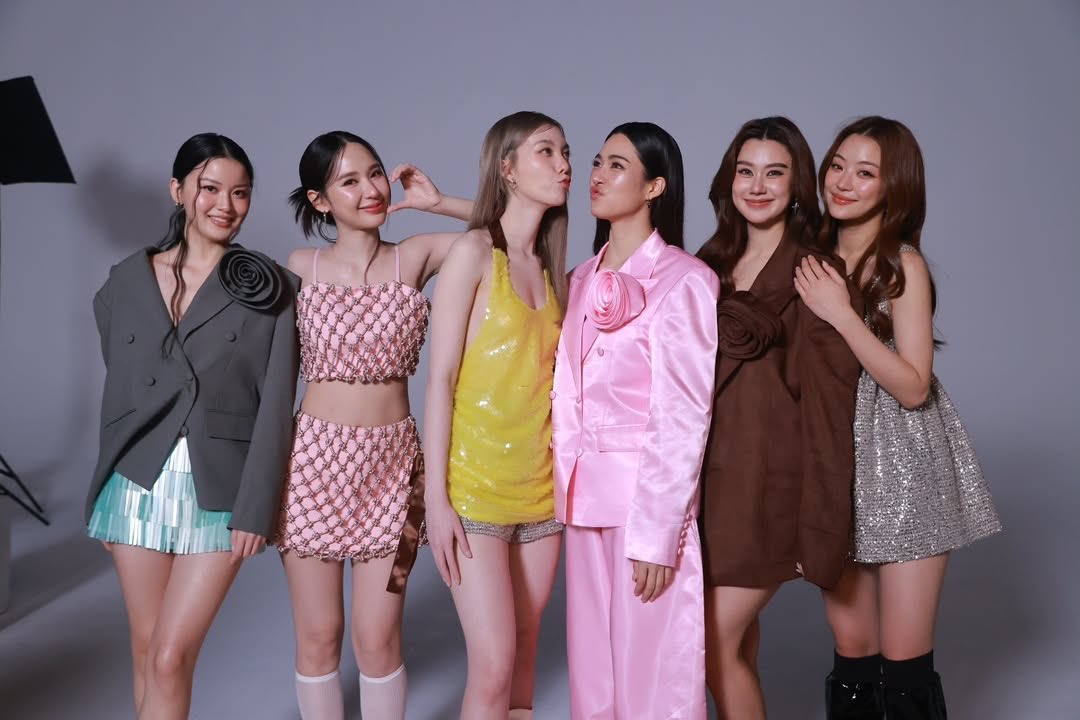 คู่ตรงกลางทำอะไรกันคะะะะะะะะะะะ เห็นนะ!!

#LingOrm #หลิงออม  
#Linglingkwong #หลิงหลิงคอง   
#Ormkornnaphat #ออมกรณ์นภัส