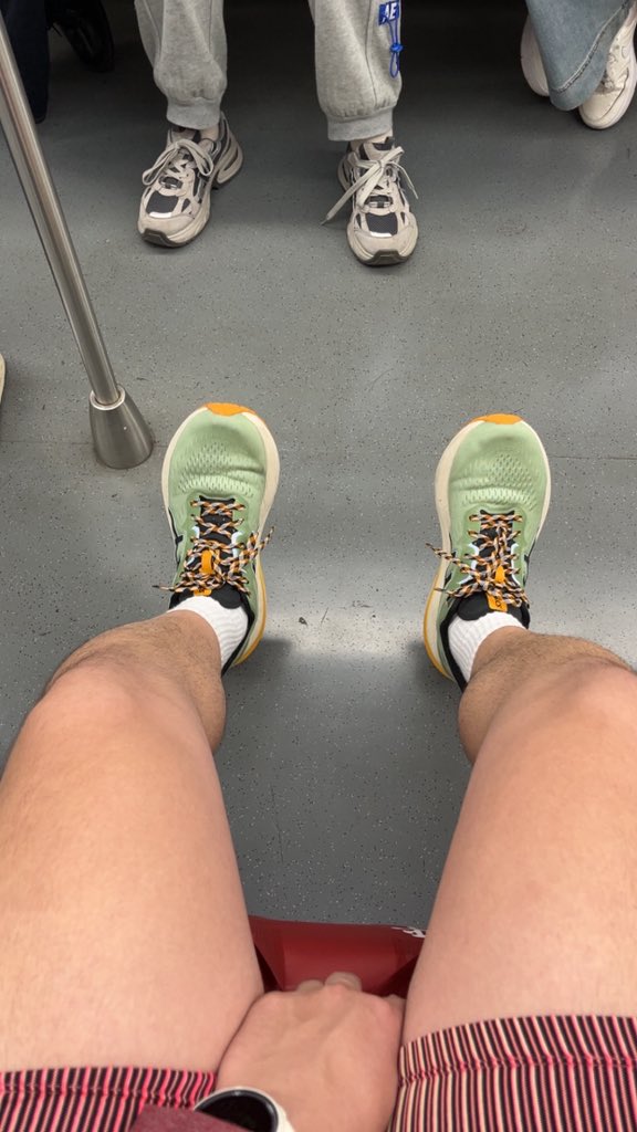 yzeric0617's tweet photo. 好像我的穿搭和大家格格不入 https://t.co/GpjRoQ4ojO