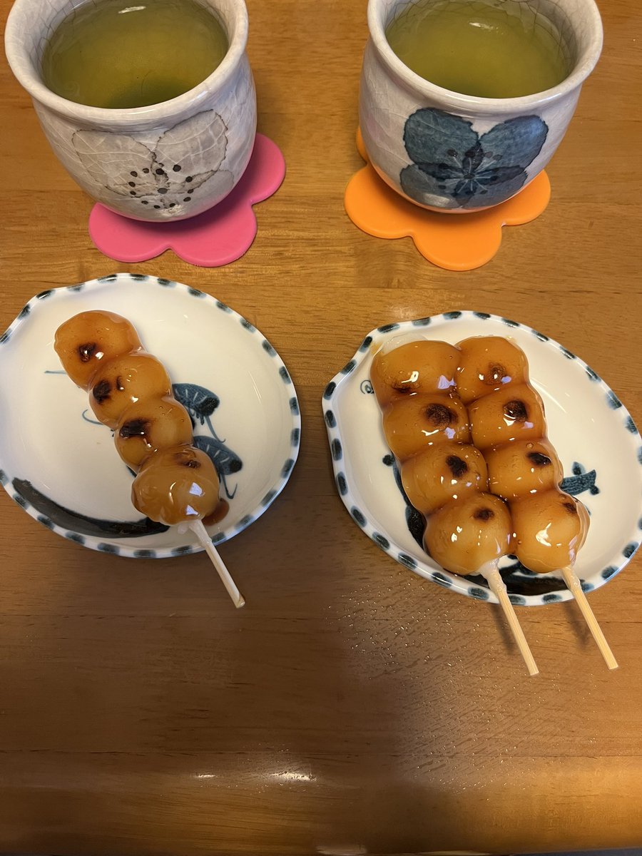 CekdU7HSfO09D74's tweet image. おやつの時間
こんばんは😊
北九州の今は晴れ。月がキレイです。
団子、羊羹、スッパムーチョを食べました。
栗蒸しういろうを食べようとしたら…
冷やさなければならず😅
今日は諦めて羊羹にしました。
このういろう、美味しかったって姉夫婦から聞いていて、楽しみにしていたのに…
明日食べよ〜。