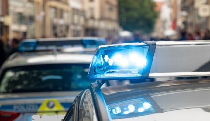 KWunsam's tweet photo. 🚨Wieder präparierte PET-Flaschen in #BadReichenhall: Zwei Jugendliche (15, 18) festgenommen. Flaschen sicher entfernt, niemand verletzt. Kripo prüft Verbindung zum Vorfall am 15. Okt., als ein Polizist schwer verletzt wurde.
https://t.co/XKgi66RF0O https://t.co/31AdlTGzvZ