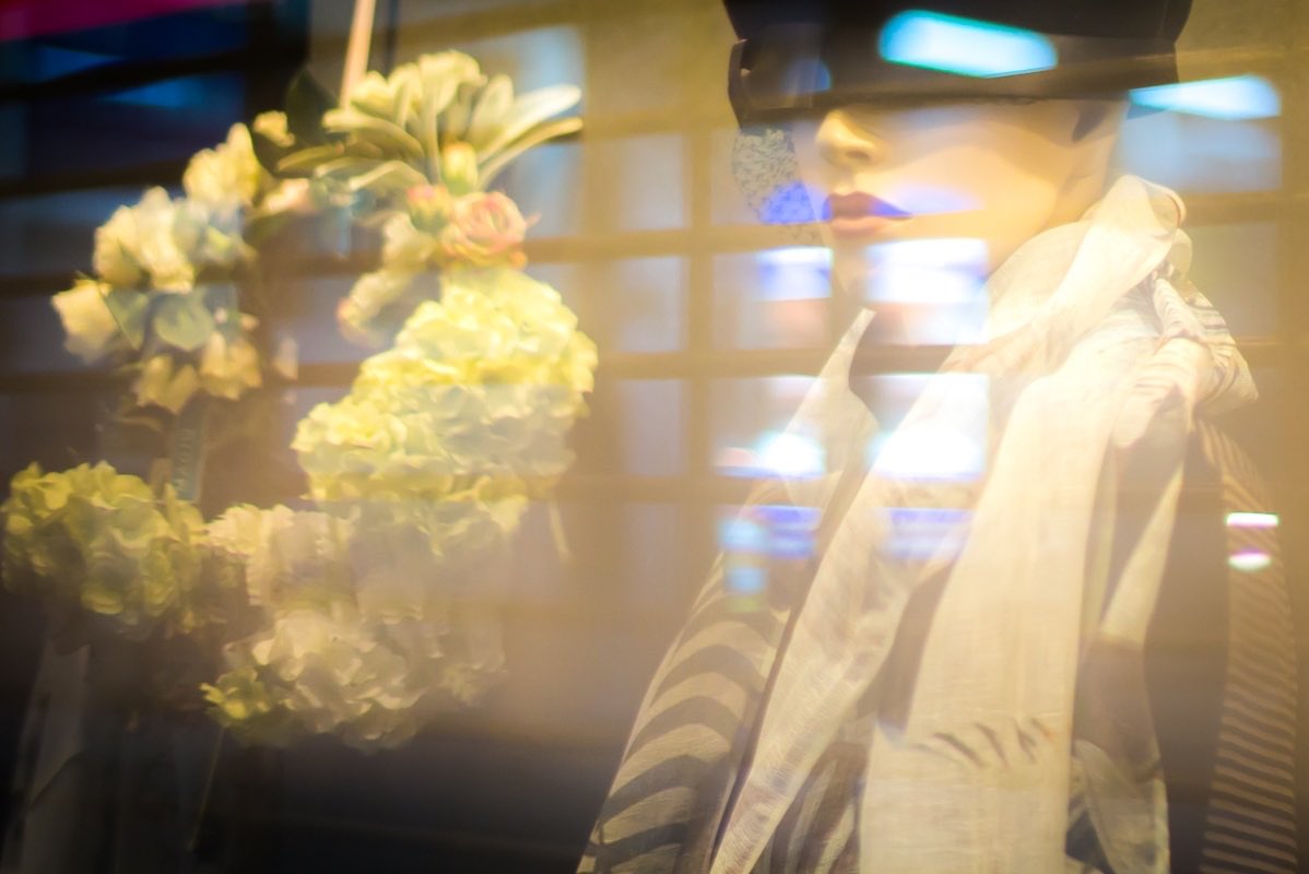 ArtofDays521's tweet photo. #Showwindow #Mannequin #Bouquet https://t.co/JAqLZxyvpA