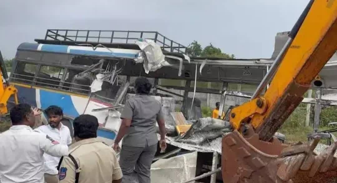 rais_shk's tweet photo. Deeply saddened by the tragic loss of 20 lives in the horrific lorry–bus accident near Chevella on NH 163. My heartfelt condolences to the bereaved families. Praying for a speedy recovery of the injured. Road safety must remain our top priority.
#Chevalla #Telangana https://t.co/fzpm26gZ8I