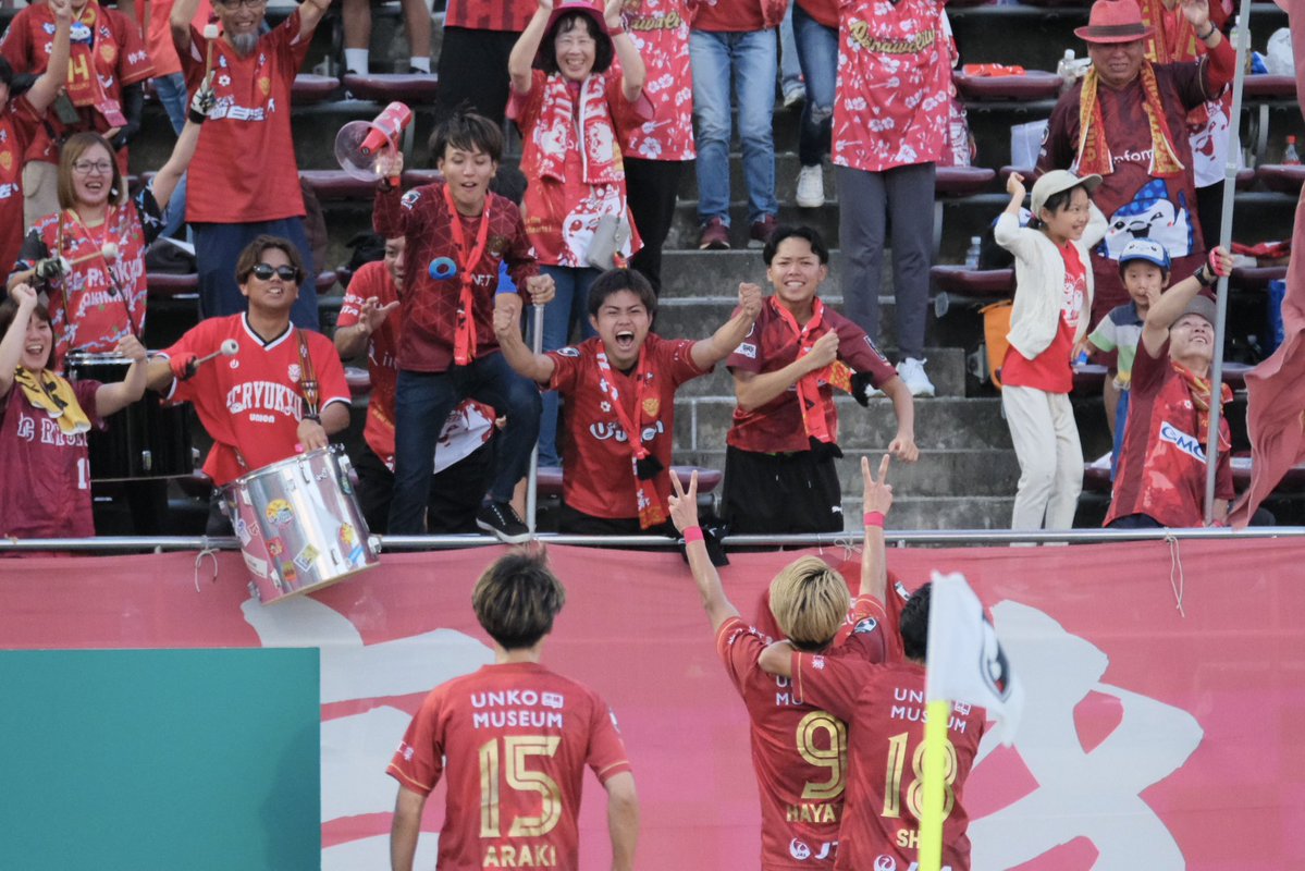 前節に引き続き最後やられてしまう形で終わった試合だけど、勝ち越しゴールの後選手が出島に来てくれたのはめちゃめちゃ嬉しかった。
残り試合数少ないけど、もっと選手がゴール後来たくなる出島・応援作っていきましょう💪
本日も応援お疲れ様でした。
残り４試合もよろしくお願いします！
 #FC琉球