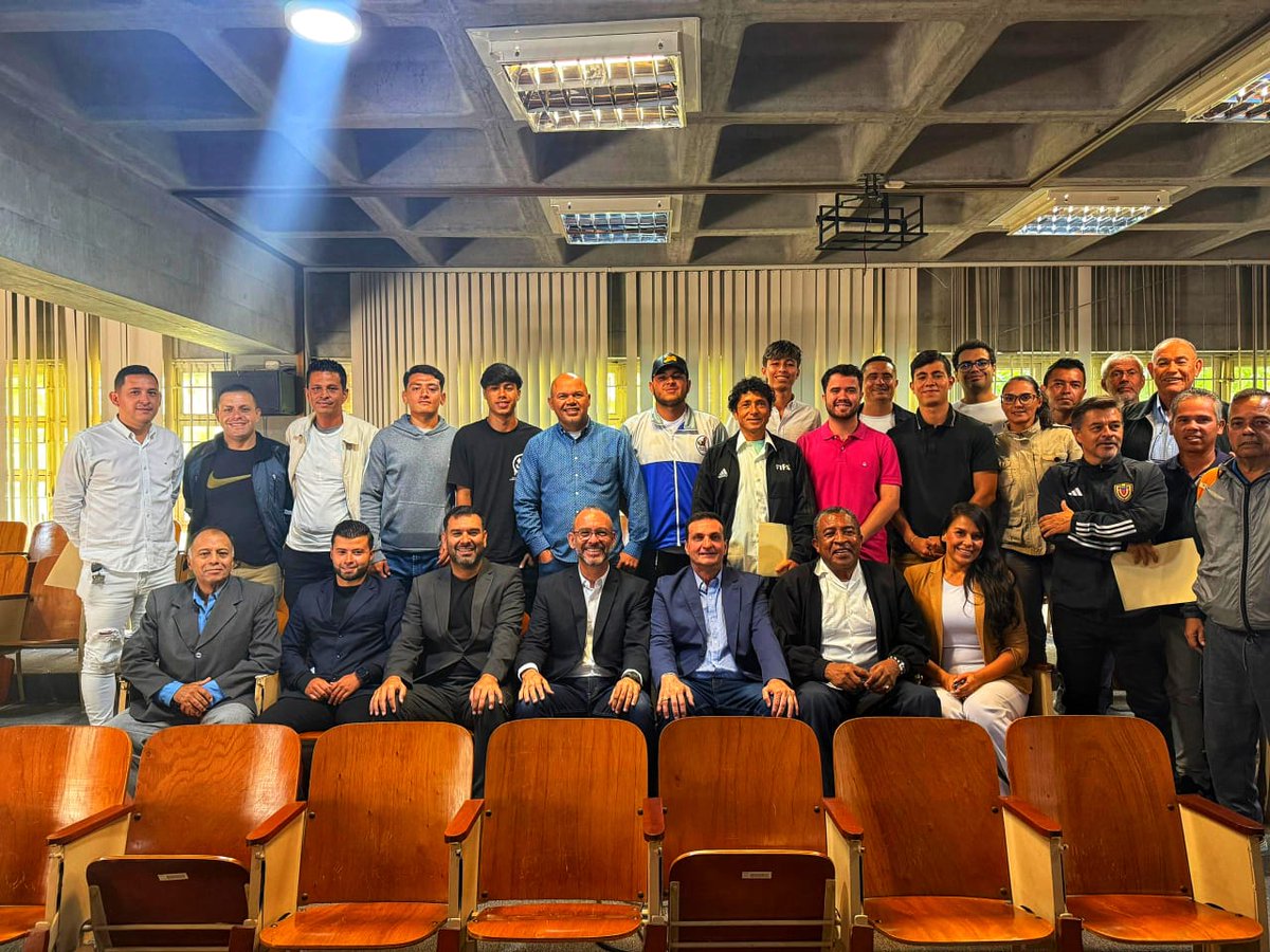 Conversar desde la experiencia y la evidencia científica siempre será   fundamental para el desarrollo del fútbol desde la perspectiva institucional.

El fútbol es más que eso. Pocos lo entienden. Menos lo ven.

El futuro está lleno de oportunidades.