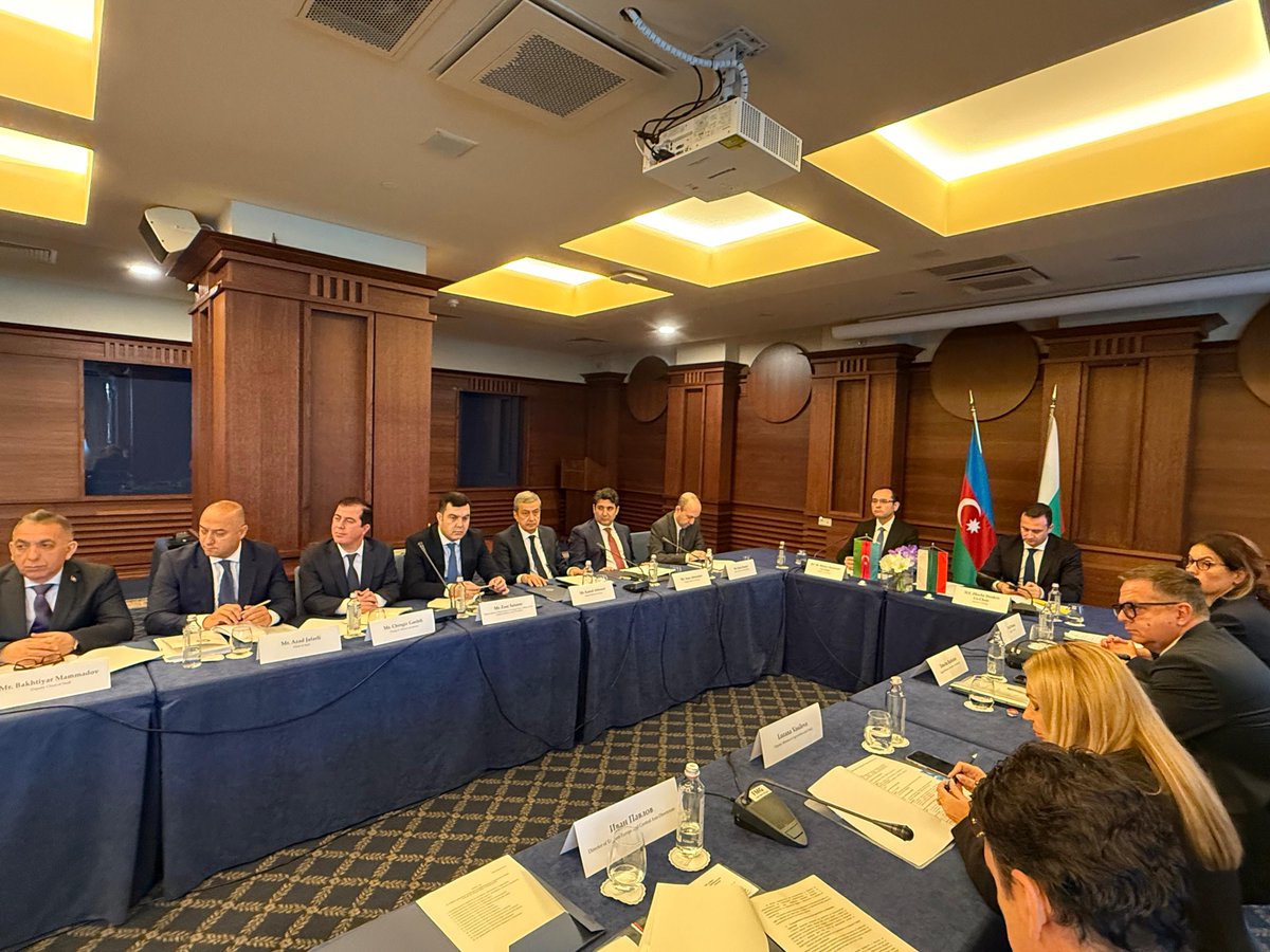 AzEmbBulgaria's tweet image. The 7th meeting of the Azerbaijan-Bulgaria Intergovernmental Commission on Economic Cooperation was held on 30 October in Sofia.

Before the meeting, a bilateral meeting took place between the delegation led by the Azerbaijani co-chair of the intergovernmental commission,…