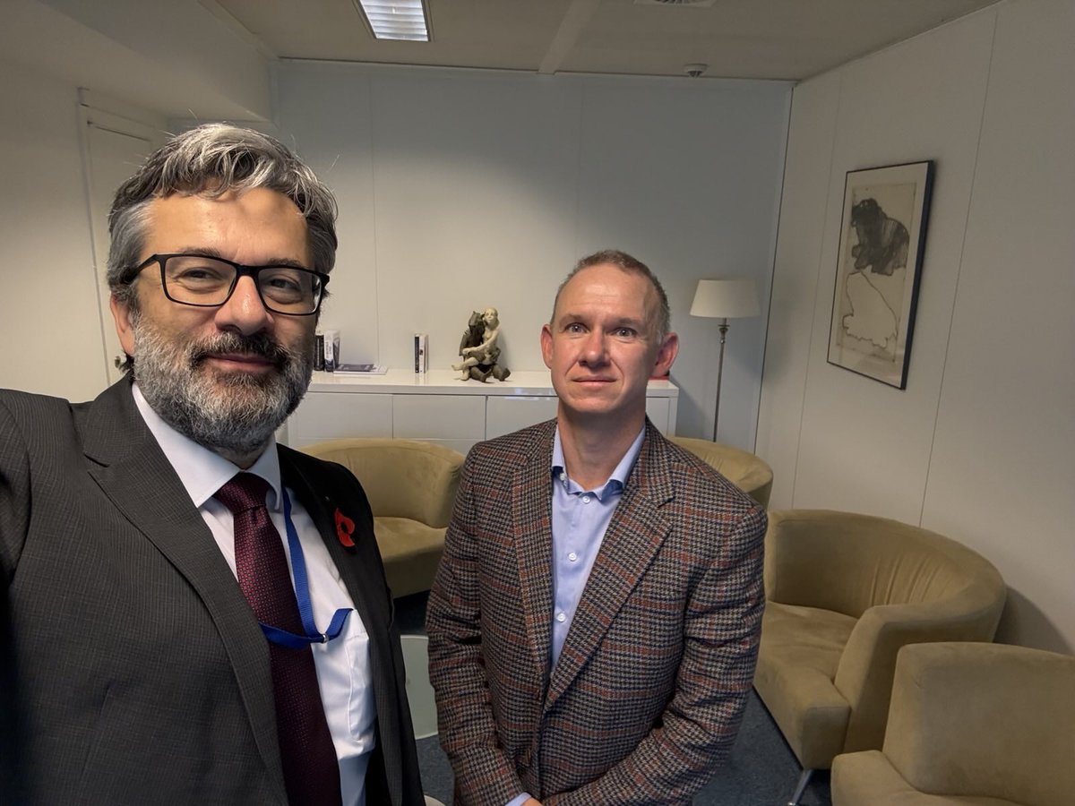 Velvyslanec <a href="/VladimirBaertl/">Vladimír Bärtl</a> se dnes setkal s Adamem Jirouskem, vedoucím týmu na Generálním ředitelství pro obchod <a href="/Trade_EU/">EU Trade 🇪🇺</a> <a href="/EU_Commission/">European Commission</a>.  
Diskutovali zejména o aktuálních přístupech k exportnímu a rozvojovému financování, zejména v kontextu rozšiřující se strategie 🇪🇺 Global