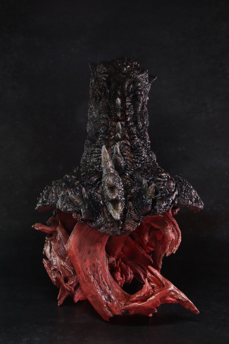 すぎゃすの逆ゴジ胸像を出力から完成まで仕上げさせて頂きました！流木は自分のセンスで組み合わせており、有機的なナニかに見える様に意識しています。