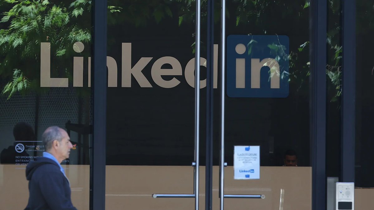 E venne il giorno: da oggi anche #LinkedIn utilizzerà i dati degli utenti per l'addestramento dell'AI.

Su <a href="/wireditalia/">Wired Italia</a>, l'approfondimento a cura di Marco Schiaffino con un contributo da parte mia e di <a href="/giovannafragala/">Giovanna Fragalà</a>: wired.it/article/come-o…