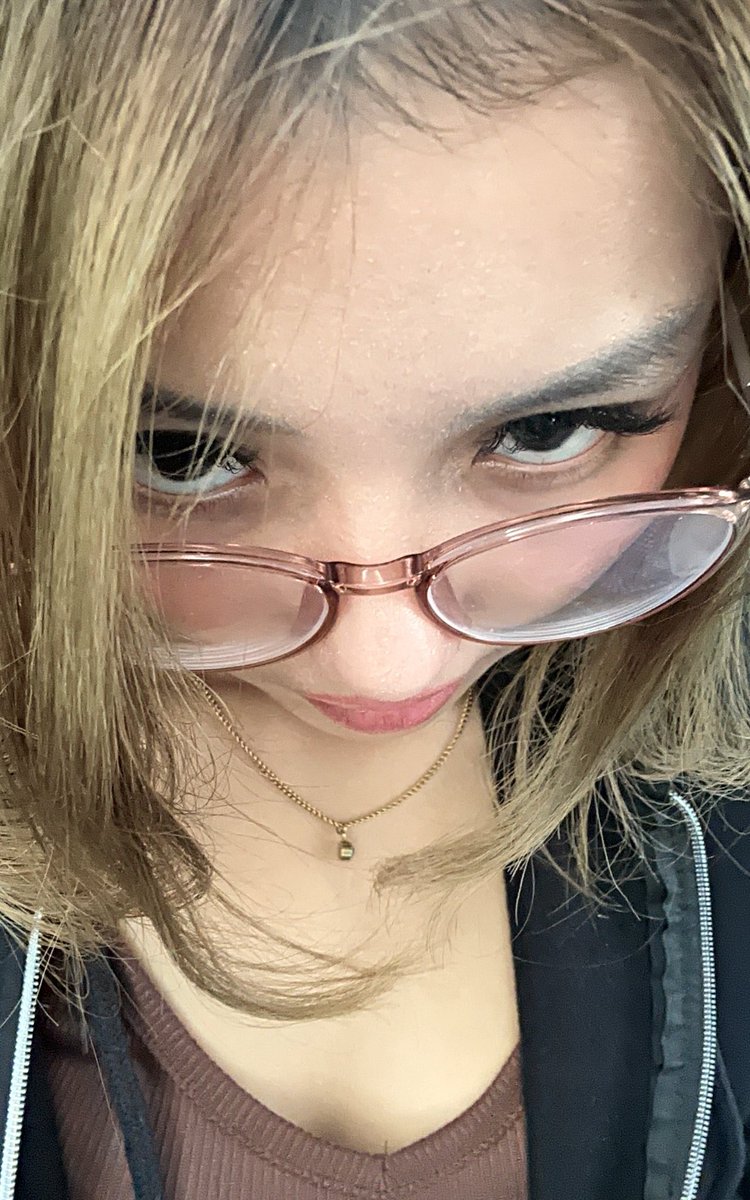 angewwie's tweet photo. dry ahh skin https://t.co/fueUOxgN3l