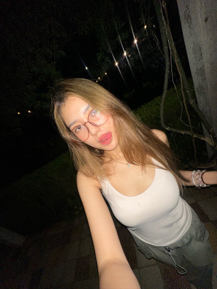 angewwie's tweet photo. dry ahh skin https://t.co/fueUOxgN3l
