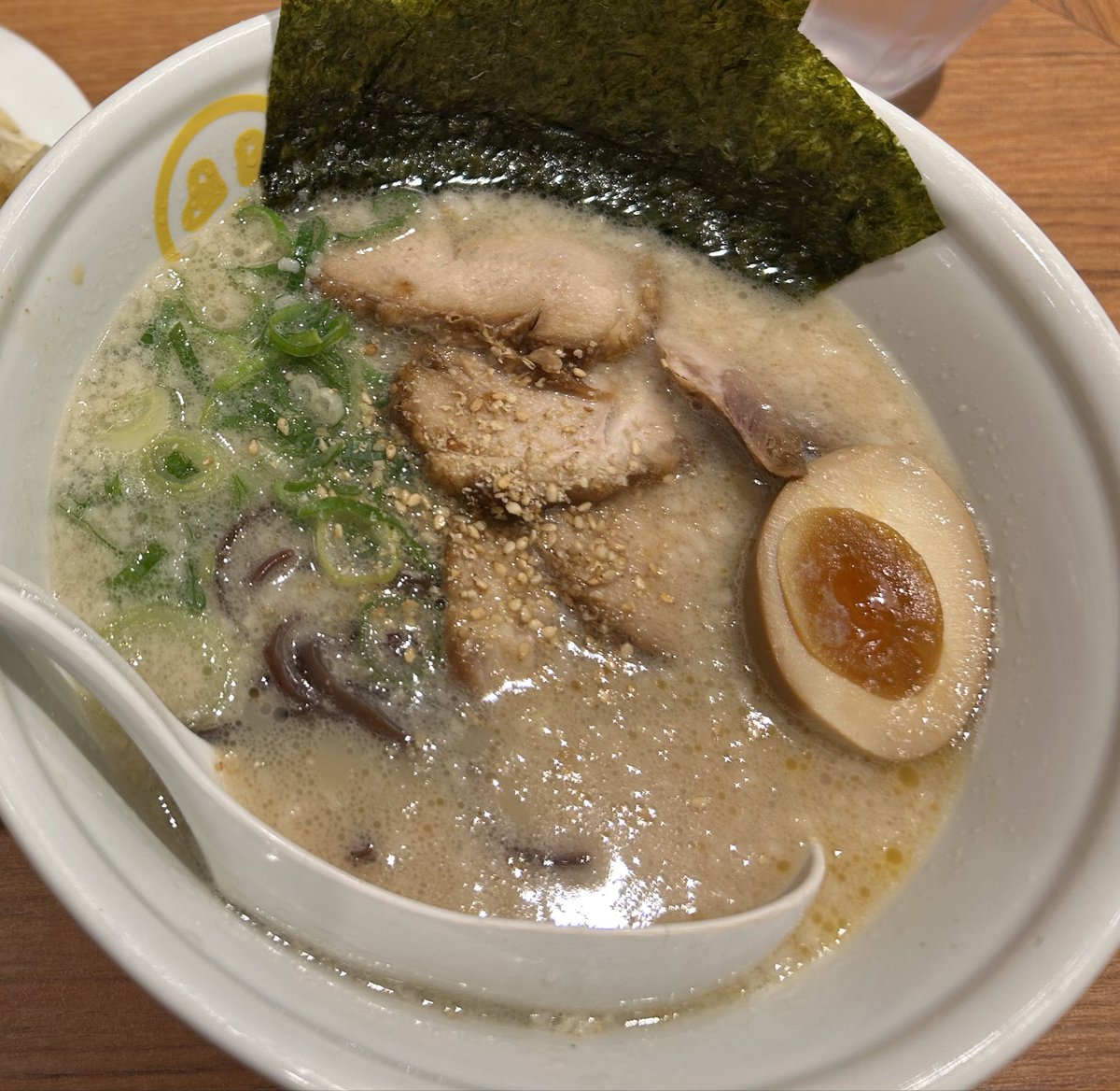o2ExALRcShm5cPf's tweet image. 今日は新宿へ娘のコートを買いに行った。帰りに、久しぶりに豚骨ラーメン食べて大満足ですっ