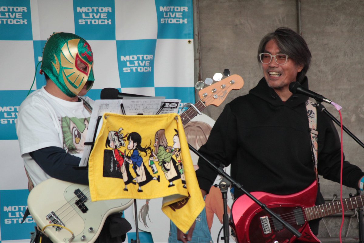 akamegane_nmm's tweet image. 今回の2000万パワーズ…僕がベースボーカル
チャレンジって言ってたのはこれです

コーラスはやってるけど人前で歌うの2回目で、下手くそでしたが歌うことは楽しかったしMLSみたいに機会がないと出来ない事なので、ナンディさんとしんいちろーさんに感謝です！

…もう少し上手くなりたい #MLS7