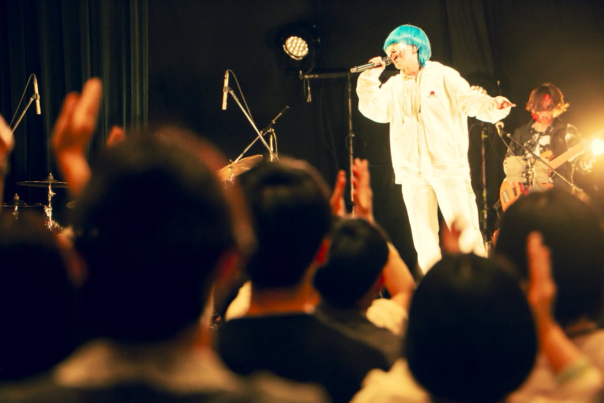 yama_official0's tweet photo. 「yama×大阪経済大学  
大樟祭を告げる〜head over heels~」

アンコールまでありがとうございました😢
今年の学祭はこれで最後でした！

またお会いしましょう🗻

📸：ヤマダマサヒロ

#大楠祭 #大阪経済大学 https://t.co/0jdatWbLJ8