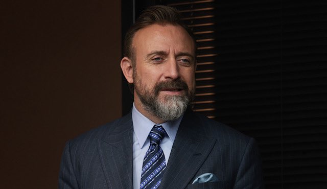 narseatv's tweet photo. #KralKaybederse 25. Bölüm özeti ve fotoğrafları yayınlandı!
#HalitErgenç #MerveDizdar #AslıhanGürbüz #TarıkKöroğlu #CihanTalay #NarseaTv
Fadi’nin Kenan’a “hayır” dediği gecenin ardından hayat, iki taraf için de bambaşka bir yöne savrulur. Reddedilmeyi ilk kez yaşayan Kenan, yaşadığı şokun etkisiyle hastaneye kaldırılır. Doktorların “kalp krizi değil, yoğun stres” teşhisine rağmen Kenan, inkâr içindedir. Öte yanda, Doktor Hanım’a giden Fadi, yıllardır sevdiği adam tarafından nasıl tüketildiğini anlatırken Kenan’ın artık kendisi için “ölü” olduğunu söyler. Ancak bu süreçte Kenan’ın ısrarları dinmez; Fadi’nin evini gözetletmeye kadar varan saplantılı bir hale gelir. Bununla birlikte Kenan, iş dünyasındaki krizleri de bu zorlu süreçle birlikte yaşar. Handan ve Neslihan, Kenan’ı psikiyatriste götürmek için plan yaparken Kenan, kendi ayakları üzerinde durmaya çalışan Fadi’nin hayatında başka biri olduğuna inanmaya başlar.
