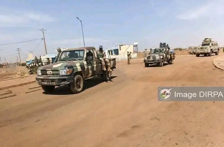 AzizHassoumi's tweet photo. #Mali 🇲🇱 #Niger 🇳🇪 : À Gao, le ravitaillement en carburant se poursuit sous haute sécurité !
La mission #Siradjè a escorté avec succès une vingtaine de camions-citernes depuis #Labbezanga à la frontière Nigérienne, garantissant l’approvisionnement des populations. https://t.co/MxpN0HuRsE