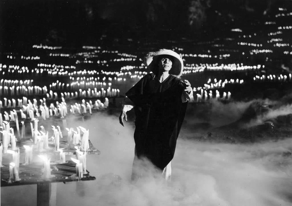 💀 En el marco del "Ciclo: El Terror Hecho en México", el <a href="/CulturalMarti/">Centro Cultural José Martí</a> presenta “Macario” (1960), obra maestra de Roberto Gavaldón que explora el deseo, la pobreza y el destino a través de una atmósfera mística y sombría.

🗓 Martes 4 de noviembre | 16:30 horas 
🏛️ Centro