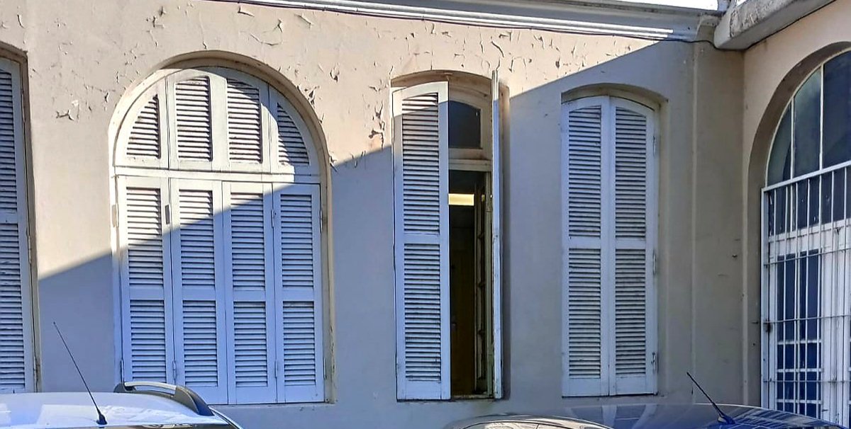 #INSEGURIDAD #Cordoba volvieron a robar computadoras en el Hospital Misericordia y hasta en una de las oficinas los empleados encontraron gente durmiendo "ocupas" Nadie hace nada y vergonzosamente el Ministerio de Salud y Seguridad ausentes. Movil <a href="/radiomitrecba/">Radio Mitre Córdoba</a>.