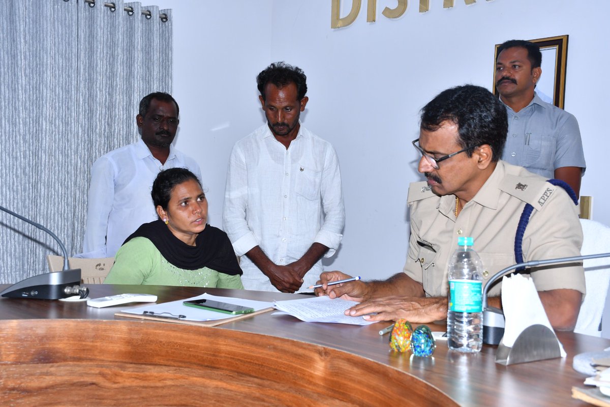 నంద్యాల జిల్లా బొమ్మలసత్రం వద్ద గల జిల్లా పోలీస్ కార్యాలయంలో సోమవారం( 03-11-2025) నిర్వహించిన  "ప్రజా సమస్యల పరిష్కార వేదిక (పబ్లిక్ గ్రీవెన్స్ రెడ్రెసల్ సిస్టం) కార్యక్రమంలో నంద్యాల జిల్లా ఎస్పీ గారి ఆదేశాలమేరకు అడిషనల్ ఎస్పీ గారు ఫిర్యాదిదారుల నుంచి 102 ఫిర్యాదులను స్వీకరించారు