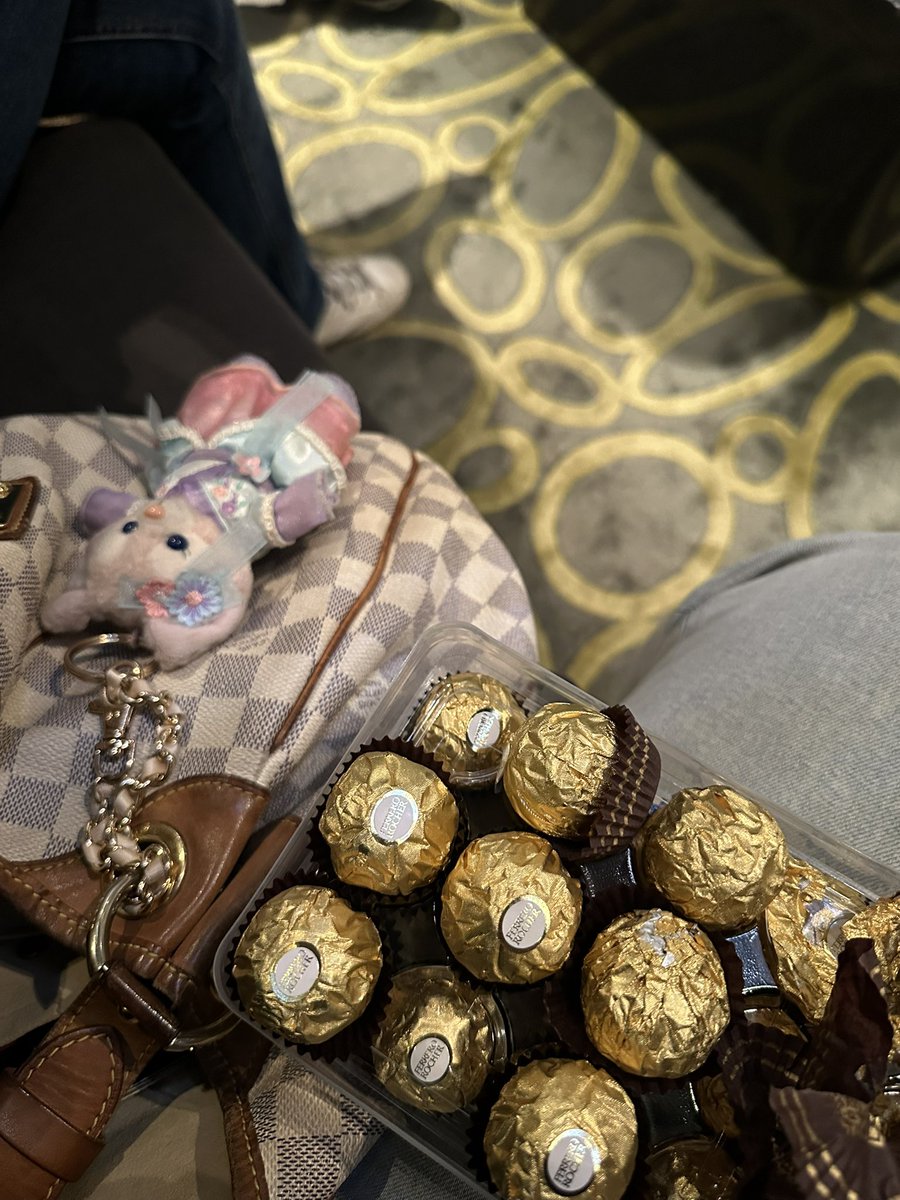 plotouise's tweet image. home is where the heart is . . . 🏡 !