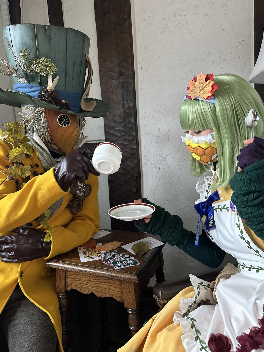 ハロウィンは終わり、なんでもない日ですね。
今年は不思議の国のアリス、帽子屋、白うさぎで旅行してきました