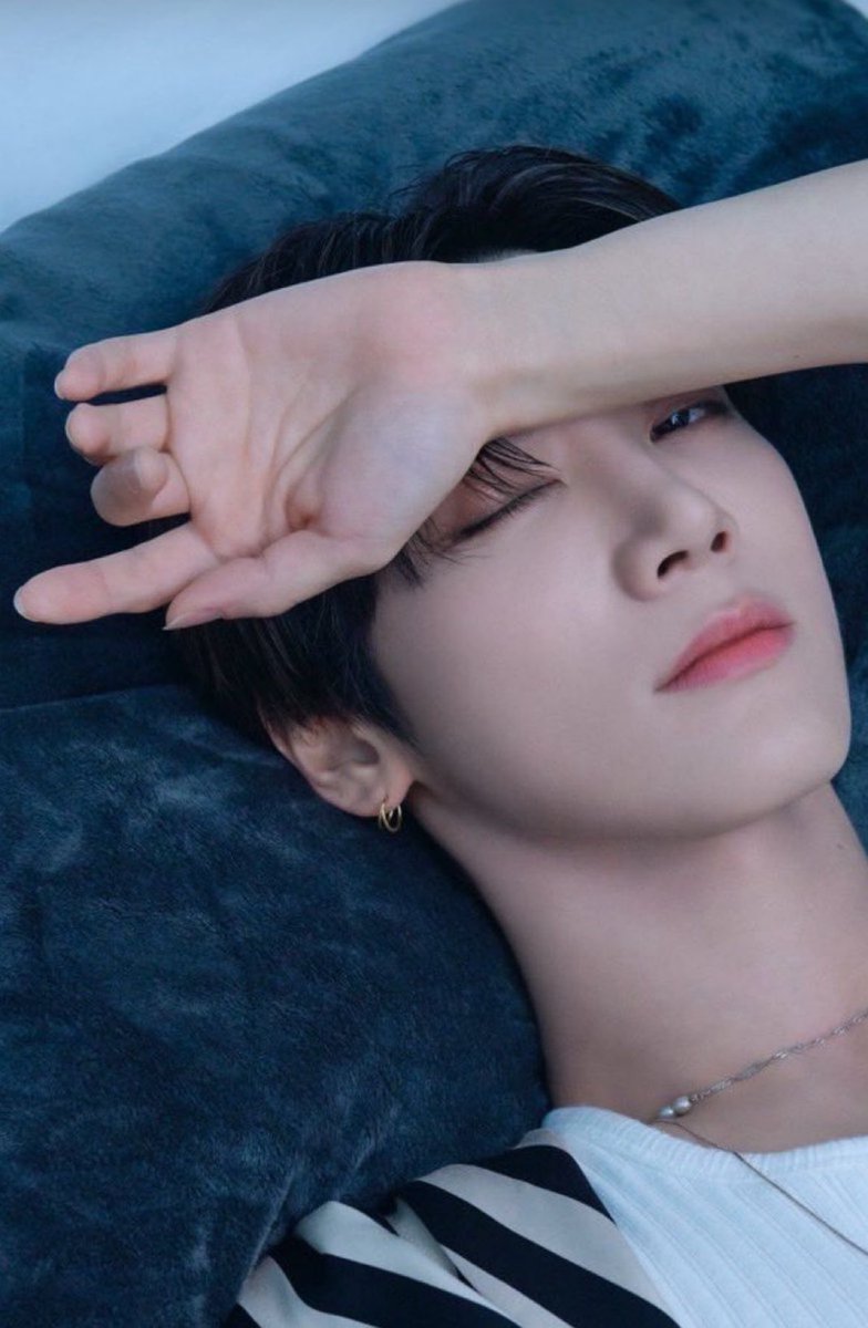 นอนเอามือก่ายหน้าผาก เพราะคิดมากที่ตัวเองสวยขึ้นทุก