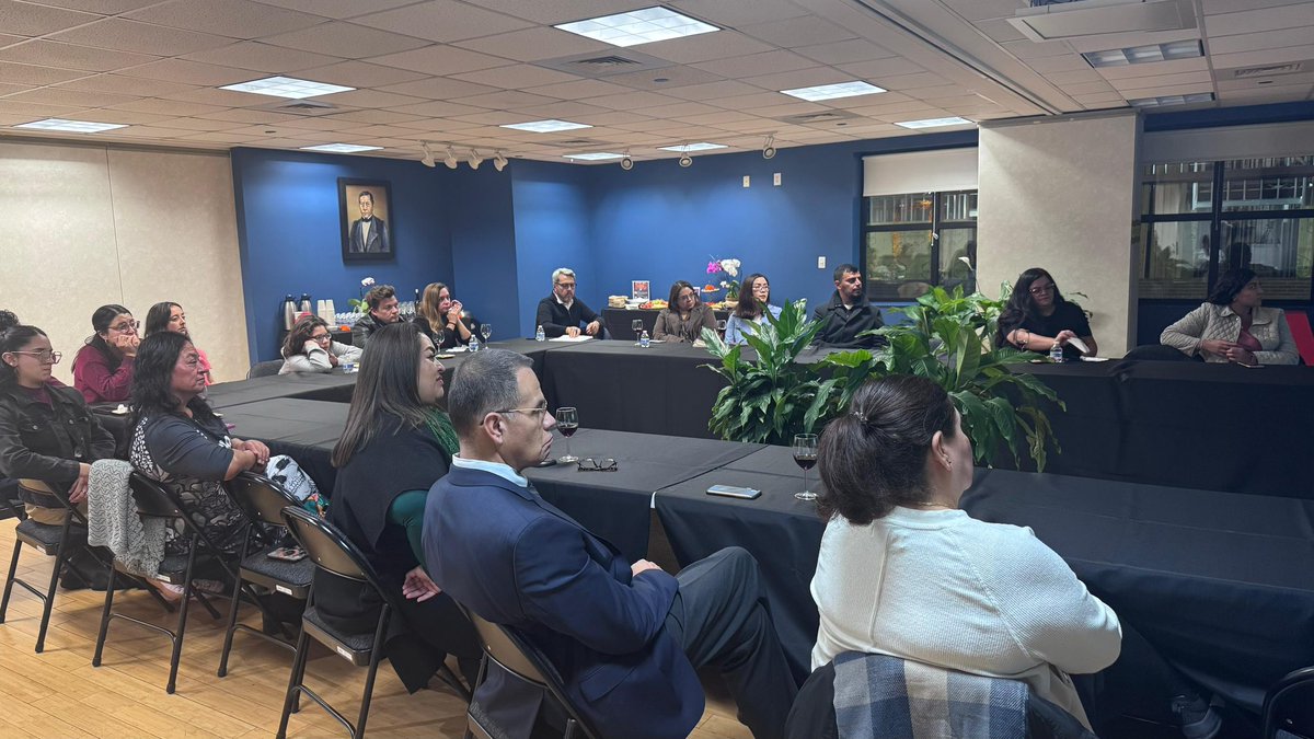 ✨ Celebramos el Día de Muertos con arte y literatura ✨

📚 Durante esta jornada disfrutamos un club de lectura de Pedro Páramo de Juan Rulfo, acompañado por la ponencia del Dr. Héctor García (Universidad Loyola) sobre la vida y obra del autor.
