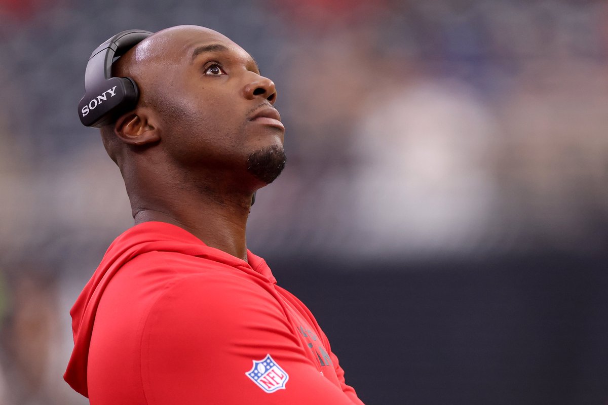 ByJonHeath's tweet image. After Azeez Al-Shaair knocked Trevor Lawrence out of a game last year, DeMeco Ryans said QBs need to get down sooner and not slide late. 

He had a very different stance on Kris Abrams-Draine's hit on a late-sliding C.J. Stroud: 
broncoswire.usatoday.com/story/sports/n…