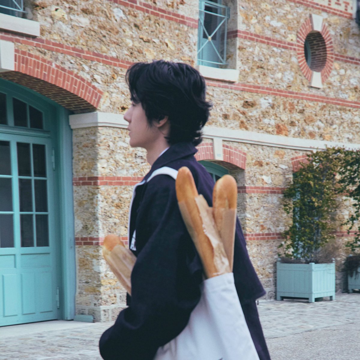 “ถนนมีเป็นสิบสาย ทำไมต้องเดินมาเจอพวกแฟนเก่าด้วยก็ไม่รู้”

“แล้วแฟนเก่ามันทำไม มันหนักส่วนไหนของนายไม่ทราบ”

“หนักใจ ซื้อบาแก็ตมาเยอะไม่มีคนช่วยกิน”

“ไม่ได้อยากช่วยเท่าไหร่หรอก แต่ฉันจะทำซุปเห็ดให้ ไปบ้านนายแล้วกัน เดินนำไปสิ”