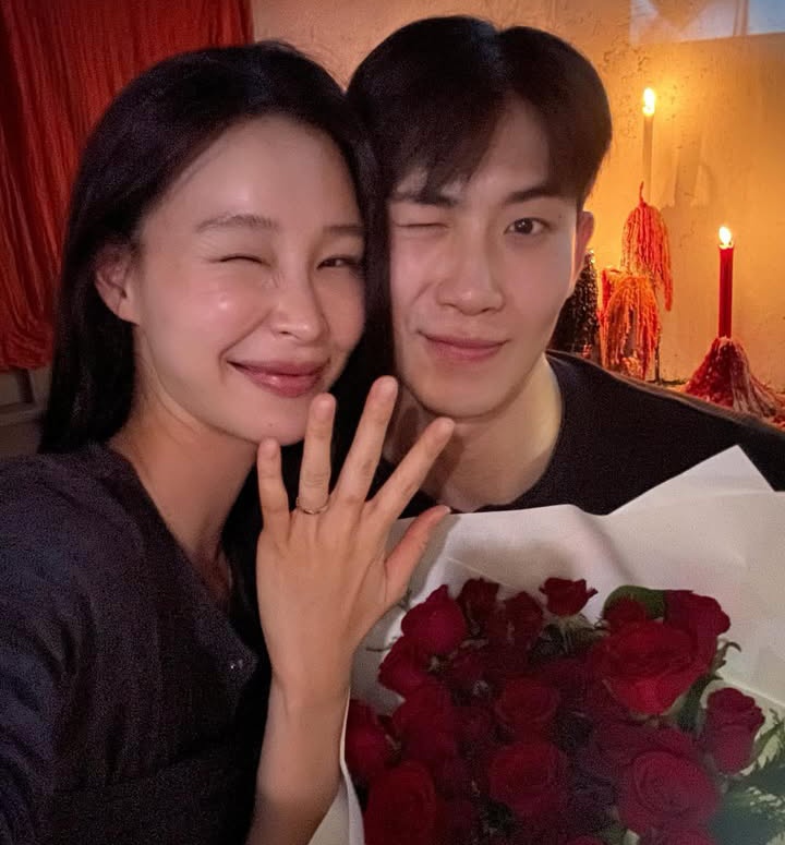 dramacoKR's tweet photo. Awwww Hyeim from Transit Love Season 1 is getting married soon! Sooo happy for her 🥰 https://t.co/dvnU4AIwjn