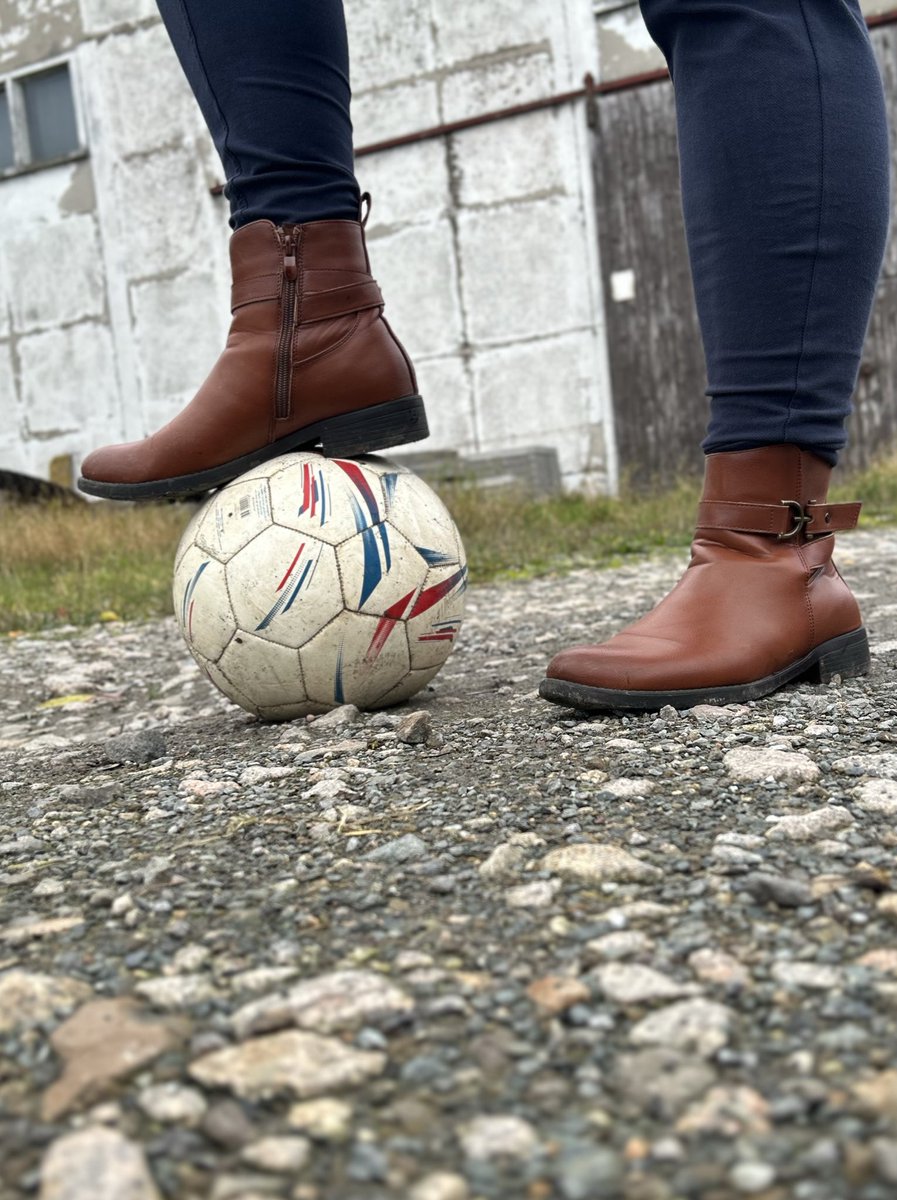 ⚽️ Wer sagt, man braucht Sportschuhe, um das Spiel zu dominieren?
Ein bisschen Style, ein bisschen Attitüde – und der Ball weiß, wo er hingehört.😉
#BootsOnTheBall #RuleBreaker #NotYourAveragePlayer #KickItWithStyle #GameOn