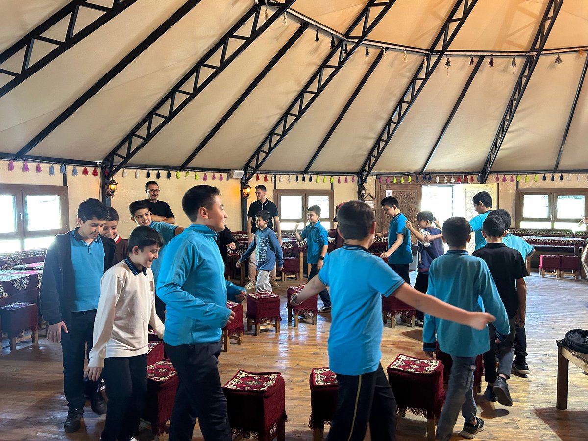 GSB_MarasGM's tweet photo. Okullar merkezimde projesi kapsamı da KSÜ Genç Gönüllüler öğrenci topluluğu ile birlikte Hacı Bayram Veli Ortaokulu nu Ksü genç ofisimizde ağırladık. https://t.co/B43256uTrh