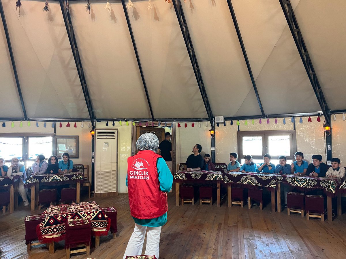 GSB_MarasGM's tweet photo. Okullar merkezimde projesi kapsamı da KSÜ Genç Gönüllüler öğrenci topluluğu ile birlikte Hacı Bayram Veli Ortaokulu nu Ksü genç ofisimizde ağırladık. https://t.co/B43256uTrh