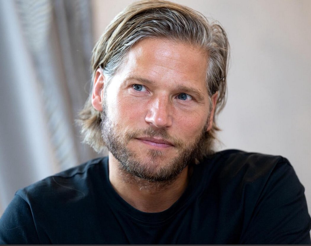 Typen wie Sebastian Ströbel sollten die Cover sämtlicher Magazine zieren. 
Warum? Nicht weil er hot ist oder weil
er den Bergretter spielt, sondern weil er ein Vorbild und gleichzeitig eine seltene Ausnahmeerscheinung in Deutschland darstellt: 
Er (47) ist seit 25 Jahren mit