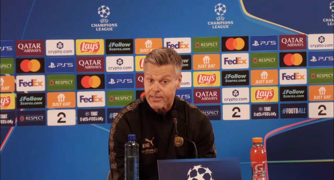 GlimtRapport's tweet photo. 🚨🚨🗣️ Kjetil Knutsen på spørsmål om det er vanskelig å stille fra start med et mannskap som er 100% klare til de ulike kampene:

”Nå skal jeg si noe som er litt kontroversielt, men jeg skal prøve å forklare det. Når vi går inn i denne nåværende sesongen, så vet alle at vi har vunnet serien og er i play off til Champions League. Så at vi enten er i Europa League eller i Champions League, det er 100% sikkert. 

Brann blir nummer to, og muligheten for dem til å komme inn i Europa er ganske stor. At den kampen, mellom Brann og Bodø/Glimt, blir satt på det tidspunktet som den blir satt, er et minus for BÅDE Brann og Bodø/Glimt når det gjelder å være konkurransedyktige i den hjemlige serien. Det kommer MIDT inni den tøffeste perioden vi er i, og det er bare fakta. Den akkumulerte belastningen over tid, den tror jeg ikke vi kan forklare til noen av dere. Fordi den står vi i hele tiden. Men vi er NØDT til å prøve å håndtere det på en veldig god måte. Det hadde vært stor forskjell for oss å spille hjemme kontra borte, alle disse tingene betyr noe, og det betyr mer enn det dere forstår.

Vi prøver hele veien å gjøre tingene mellom så rett som mulig, men at vi innimellom er påståelig, det sier seg selv fordi kampbelastningen over tid er så stor. […] Jeg føler at dette budskapet forteller jeg om og om igjen, men det er mange som ikke helt skjønner poenget. Jeg sa tidligere at jeg trodde Brann kom til å kjenne på dette, og Brann HAR kjent på det nå. De får mange skader og står akkurat i det samme kjøret som vi står i. 

Når jeg sier dette, så sier jeg det på vegne av Bodø/Glimt, men også på vegne av ALLE lagene som er i Europa. Vi ønsker å være konkurransedyktige, og da må vi legge til rette for at de lagene som er i Europa får gode konkurransevilkår både i hjemlig serie og i Europa. Veldig mange i NFF har forstått det nå i etterkant, men det er forsent. Poenget er at det er mange av dere i media som ikke forstår budskapet, og det samme med flere som leser aviser og følger med i media. Det er litt av utfordringen. Og det er ekstremt viktig at man begynner å forstå dersom man ønsker at norsk fotball skal utvikle seg. Så enkelt er det faktisk.“ [@NRKno]