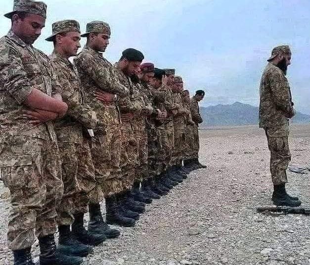 سوڈان میں بھی پی ٹی آئی جیسا طبقہ تھا جو فوج کو کمزور کر گیا اب حالات سب کے سامنے جتھے نکلتے ہیں خاندان کے خاندان مار کے جاتے ہیں
پاک فوج کے ساتھ کھڑے ہو جائیں تاکہ آپکے بچے دشمن کے بوٹ تلے نہ روندے جائیں
کے پی کے میں کیا ہو رہا ہے فوج کمزور کر رے ہیں
طالبان روڈ پر ناکے لگا کر