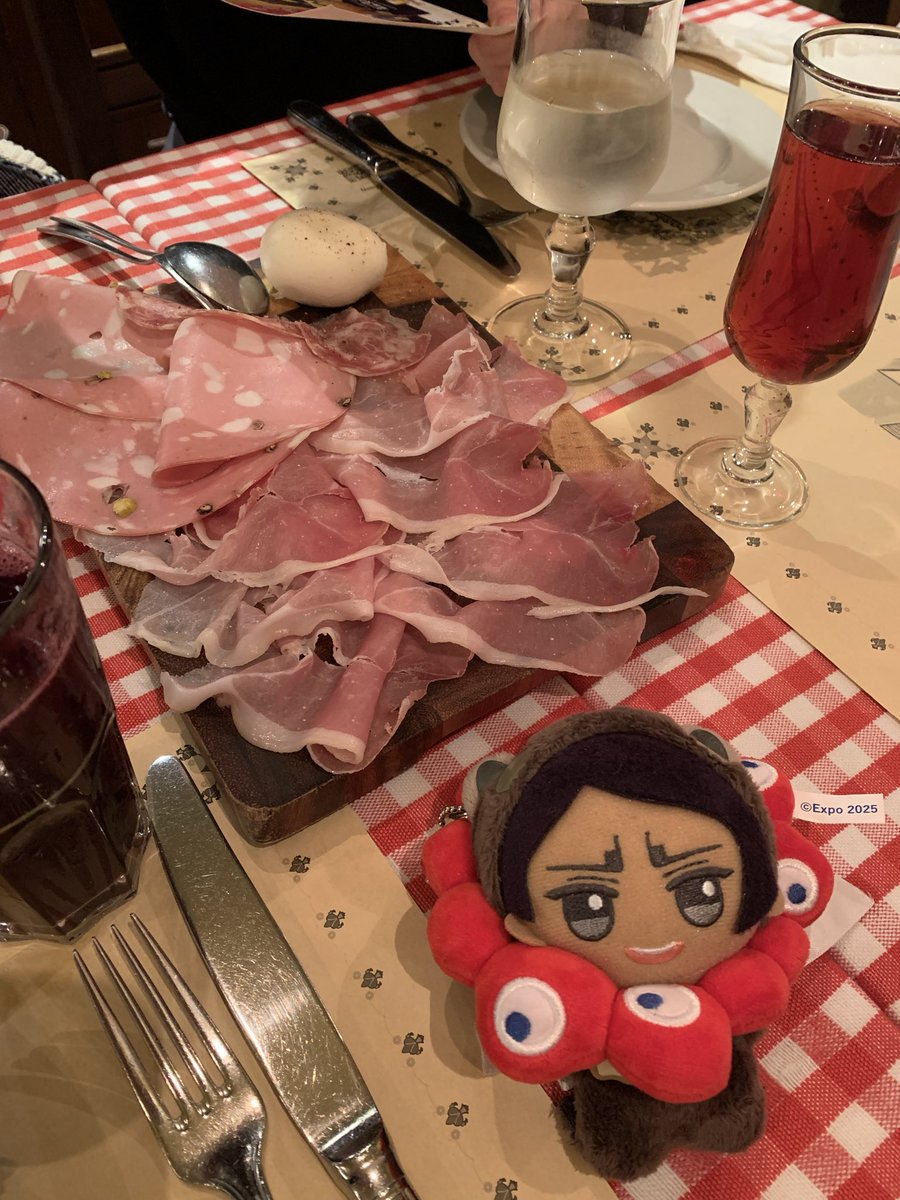 nagitkki's tweet image. シーサーと間違われたミャクられ鯉くん。