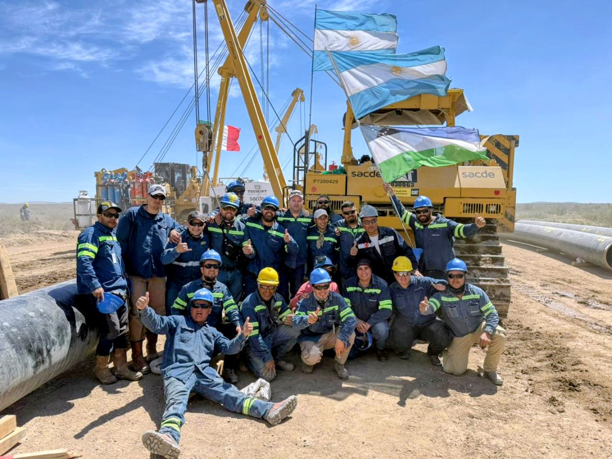 ÚLTIMA SOLDADURA DEL OLEODUCTO VMOS 🛠️

💪Se completó la unión final del oleoducto que conectará Allen con Punta Colorada. Son 437 km de una obra que generará energía, empleo y desarrollo para toda la provincia.

✅Río Negro es una provincia ordenada, donde las empresas confían e