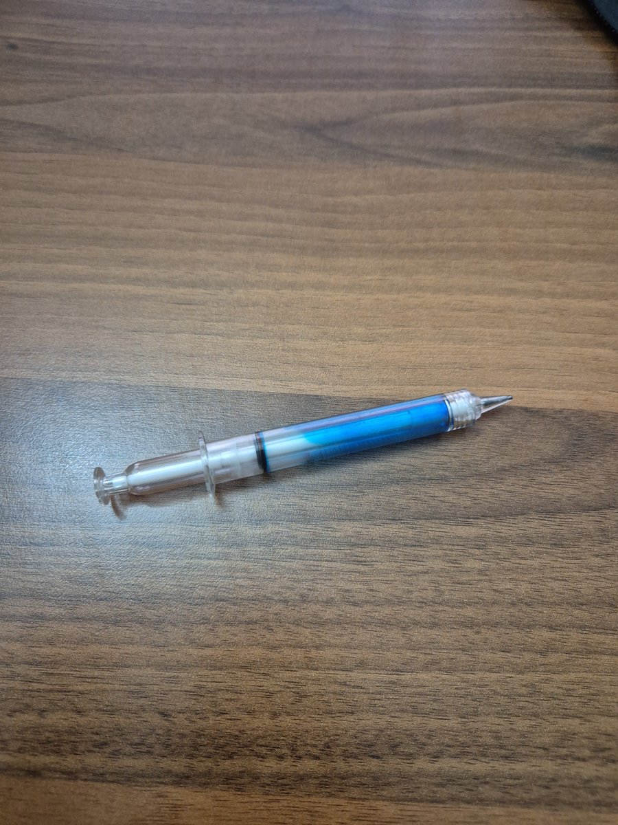 CevalGizem's tweet photo. Şehitkamil de bir okul kantininde satılan kalem. Tabiki kalem demeye bin şahit ister. Bu kalemin amacı nedir sorarım. Ve kantindeki belkide en masum şey. Benzin şişesi şeklinde şekerlemeler daha neler neler. #kantinlerdenetlensin  @SehitkamilBel @MilliEgitimBak @gantepvaliligi https://t.co/wXMca5X2Qv
