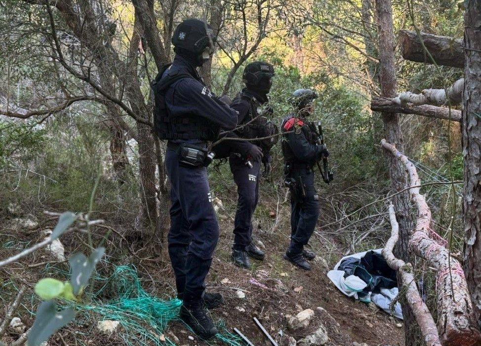narcodiario's tweet photo. Los @mossos desmantelan un campamento #narco en #pontils #Tarragona.  Los 'jardineros' escapan a tiempo. La info, en
https://t.co/xe8gsgpqCR https://t.co/11NLjDjfb7